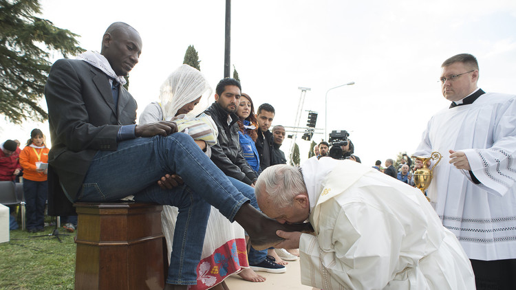 البابا فرنسيس يغسل أرجل مسلمين ويقول نحن "إخوة" (صور+فيديو) www.difa3iat.com 63