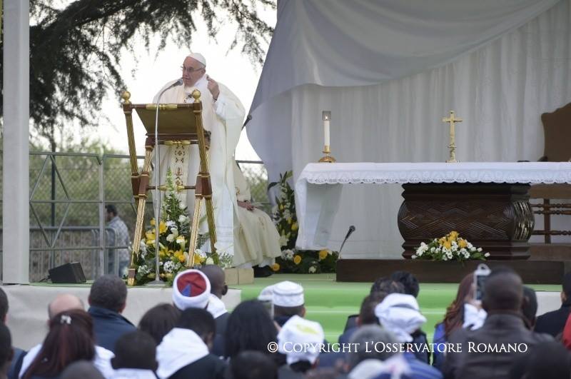 البابا فرنسيس يغسل أرجل مسلمين ويقول نحن "إخوة" (صور+فيديو) www.difa3iat.com 64