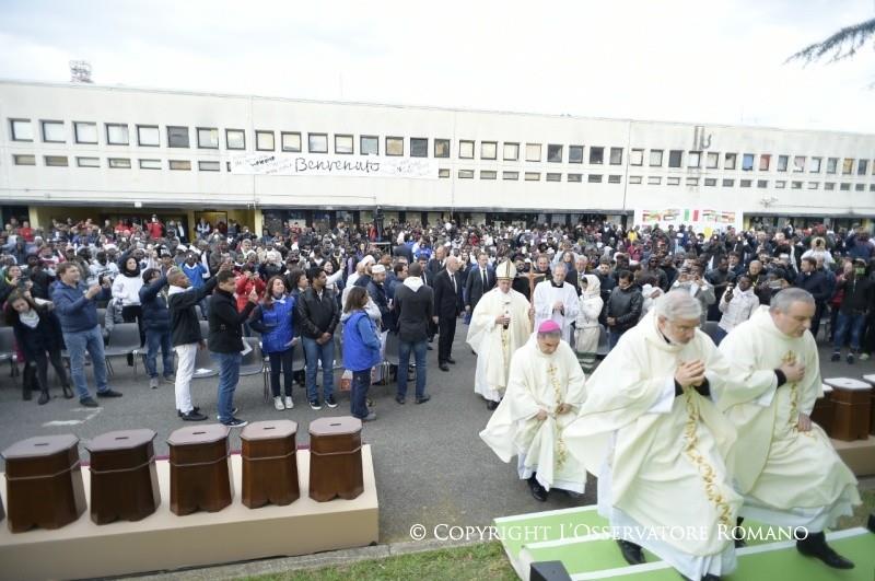 البابا فرنسيس يغسل أرجل مسلمين ويقول نحن "إخوة" (صور+فيديو) www.difa3iat.com 66