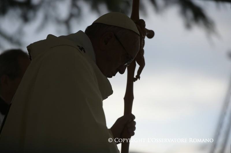 البابا فرنسيس يغسل أرجل مسلمين ويقول نحن "إخوة" (صور+فيديو) www.difa3iat.com 68