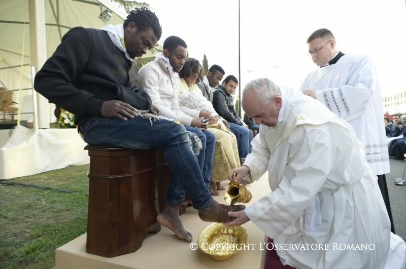 البابا فرنسيس يغسل أرجل مسلمين ويقول نحن "إخوة" (صور+فيديو) www.difa3iat.com 73
