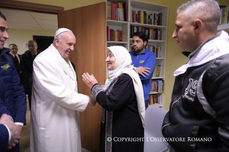 البابا فرنسيس يغسل أرجل مسلمين ويقول نحن "إخوة" (صور+فيديو) www.difa3iat.com 74