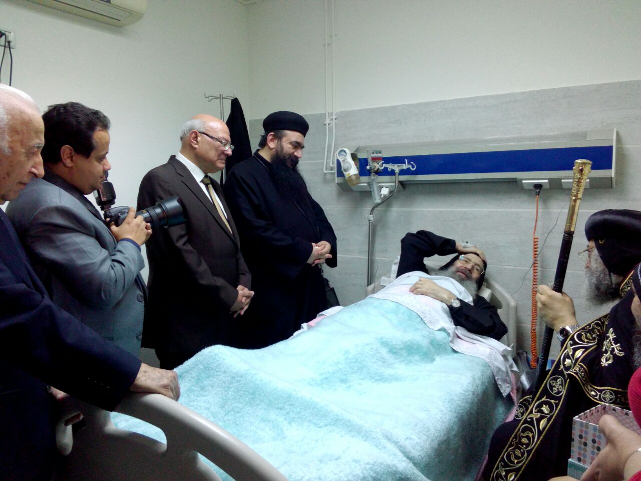 البابا تواضروس يزور الأنبا بيشوي في المستشفى للإطمئنان على صحته