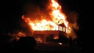 ضبط وإحضار 25 شخص لاتهامهم بـ تجريد عجوز مسيحية من ملابسها كاملة