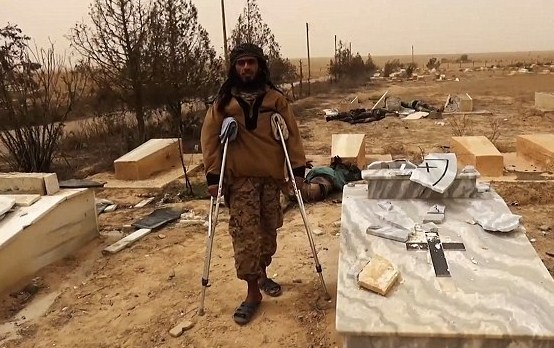 بالصور.. «داعش» ينبش يدمر قبور المسيحيين بسوريا