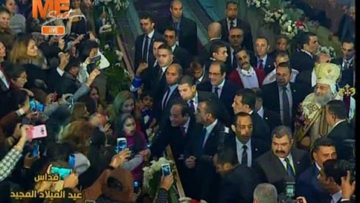 الأقباط يستقبلون الرئيس السيسي بـ الورود فور وصوله الكاتدرائية