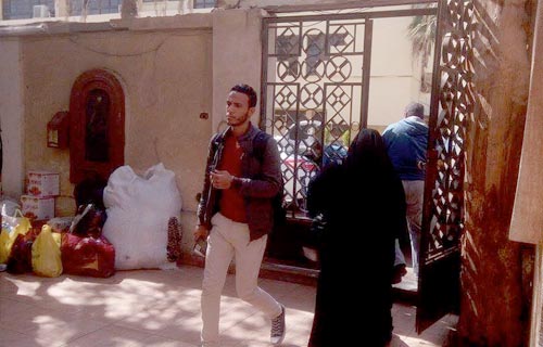بالصور.. منتقبة داخل الكنيسة للأسر القادمة من العريش: "هعملكوا عدس عشان الصيام" 
