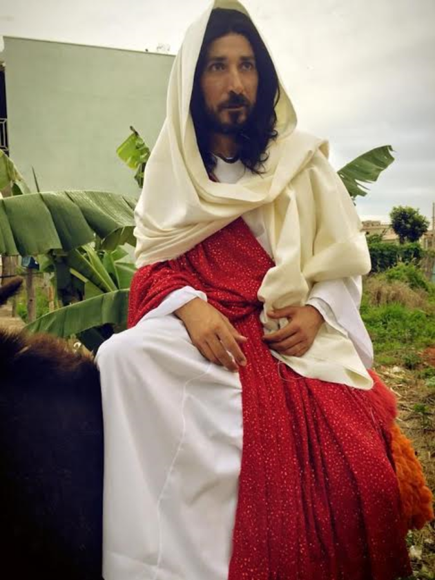 بالصور لبناني يؤدي دور السيد المسيح في البرازيل ويبكي آلاف الحضور www.difa3iat.com 1