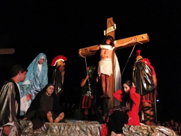 بالصور لبناني يؤدي دور السيد المسيح في البرازيل ويبكي آلاف الحضور www.difa3iat.com 3