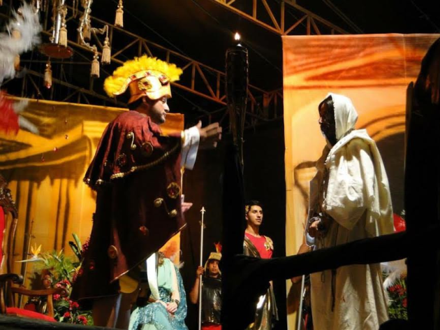 بالصور لبناني يؤدي دور السيد المسيح في البرازيل ويبكي آلاف الحضور www.difa3iat.com 4