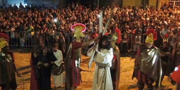بالصور لبناني يؤدي دور السيد المسيح في البرازيل ويبكي آلاف الحضور www.difa3iat.com