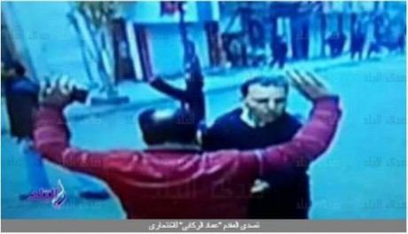 شاهد لحظة تصدي المقدم عماد الركابي للانتحاري وإنقاذه كنيسة المرقسية