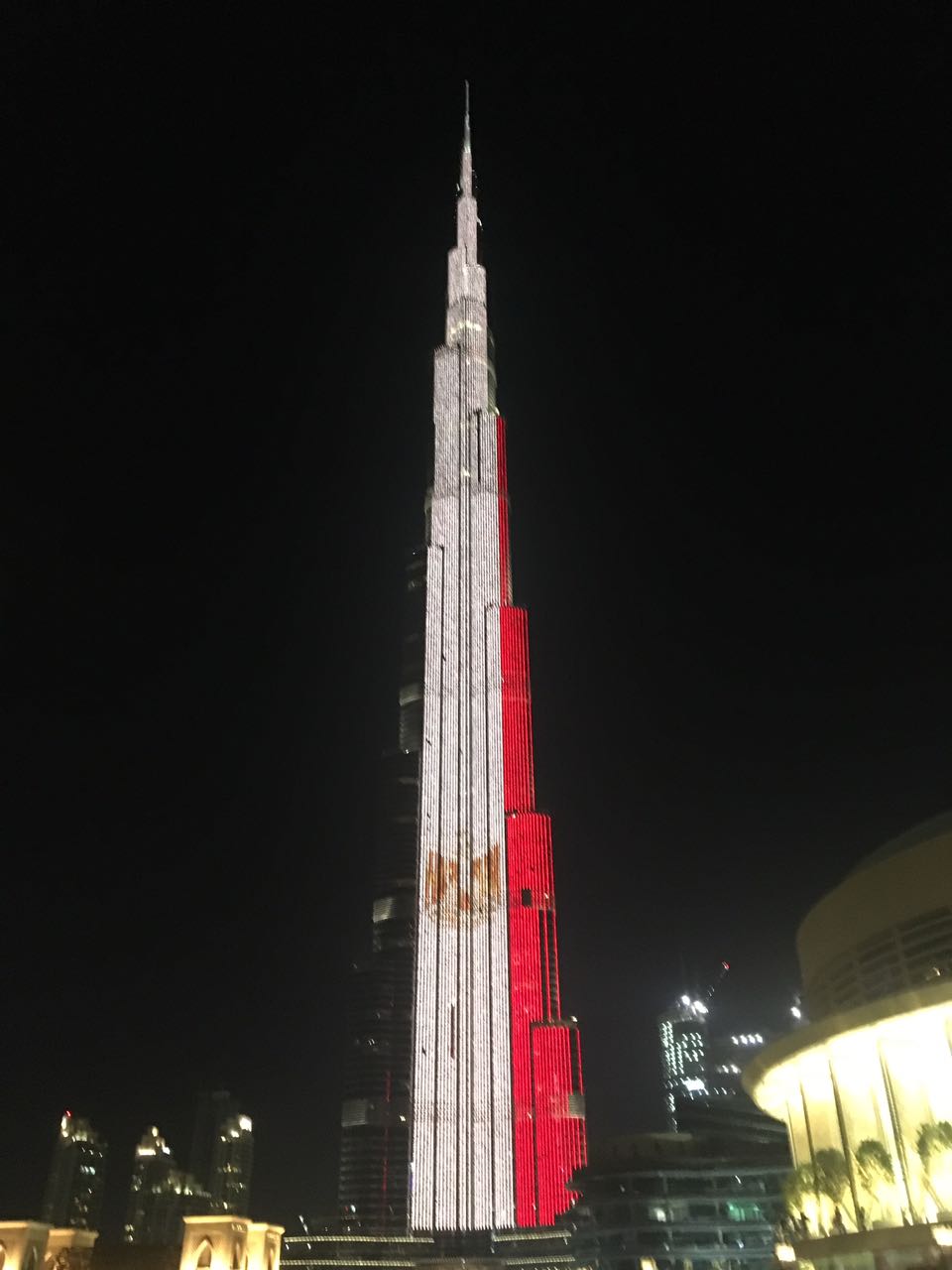 برج خليفة بالإمارات يكتسى بألوان العلم المصرى تضامناً مع شهداء حادث المنيا الإرهابى