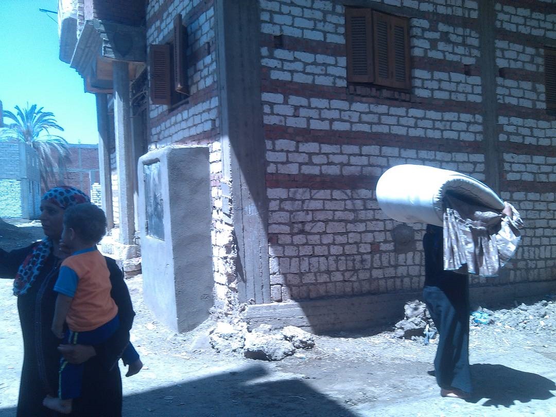 بالصور أمن بني سويف يلقي بمقدسات كنسية "صفط الخرسا" بالشارع ويغلق مبنى خدمات www.difa3iat.com 22