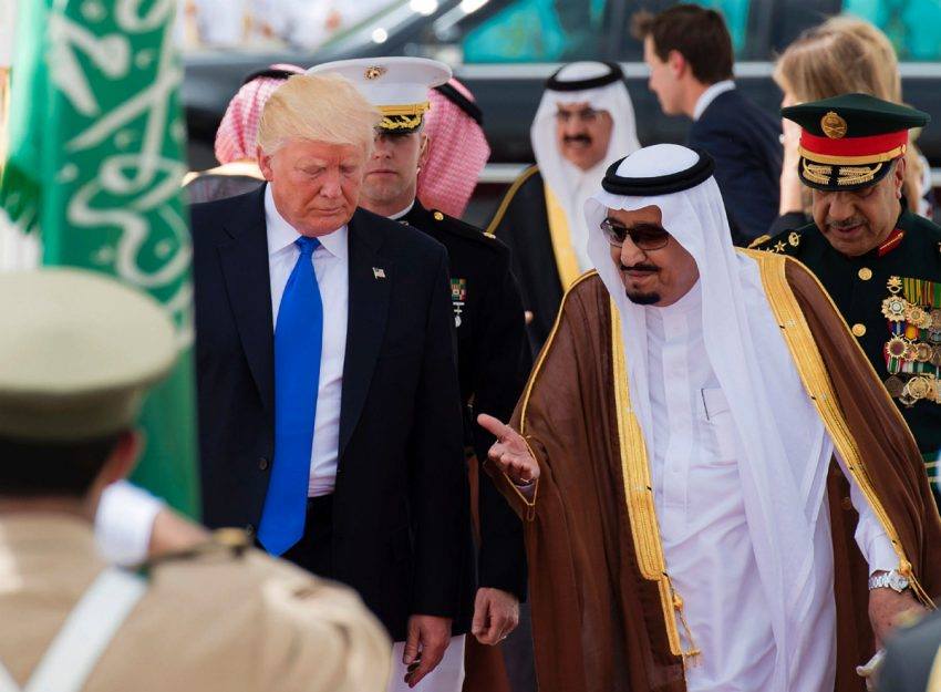 بعد زيارة ترامب: السعودية تأمر أئمة المساجد بعدم الدعاء على اليهود والمسيحيين في خطب الجمعة