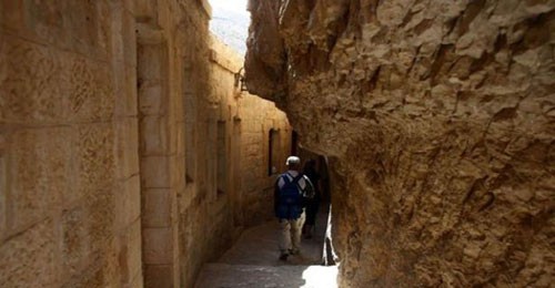 بالصور والفيديو - الدير الذي لجأ إليه المسيح بعد عماده في نهر الأردن وصام فيه 40 يومًا www.difa3iat.com 35