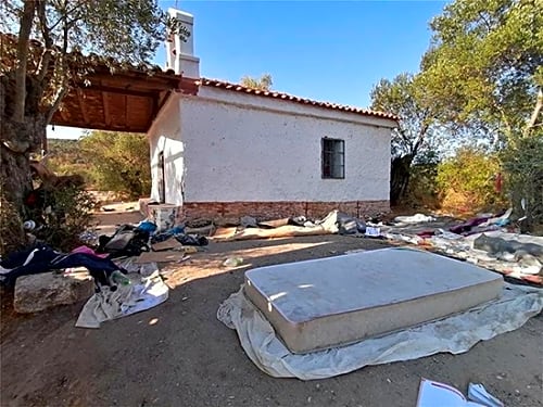 المهاجرون يدمرون كنيسة القديس جورجيوس باليونان التى كانت مبيت لهم 5 www.difa3iat.com 11 6 المهاجرون يدمرون كنيسة القديس جورجيوس باليونان التى كانت مبيت لهم