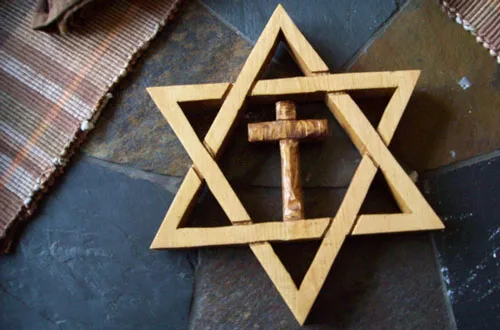 كيف ربط المذهب التطوري بين المسيحية واليهودية والوثنية؟