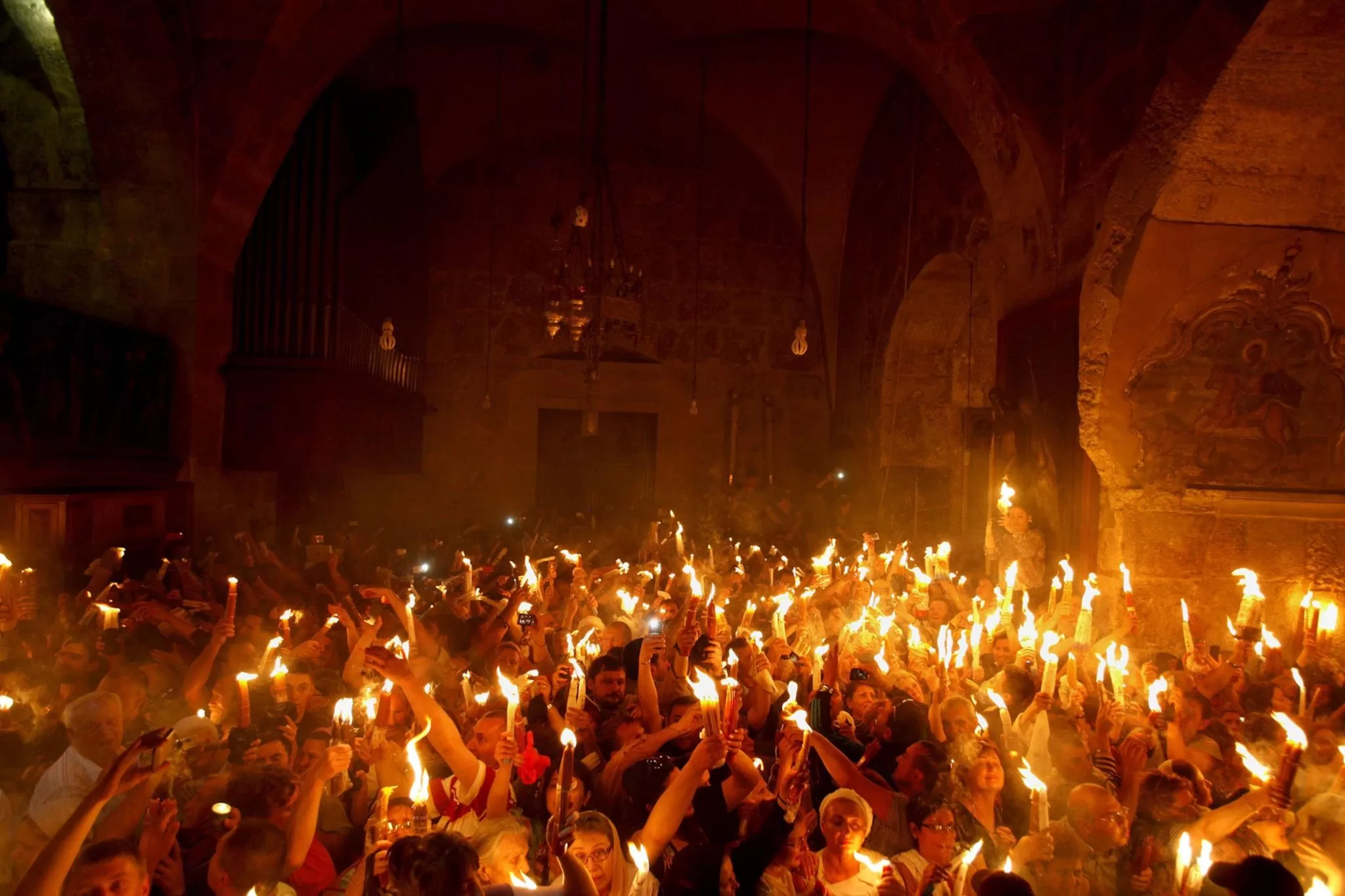 فيض النور المقدس 2023 من قبر المسيح بكنيسة القيامة - أورشليم