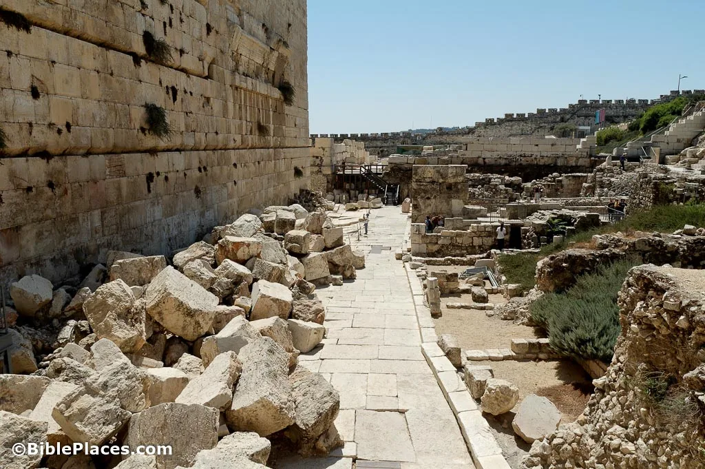 شارع من القرن الأول بجوار جدار جبل الهيكل بالحجارة الضخمة التي رماها الجنود الرومان عندما دمروا الهيكل اليهودي عام 70 م.

Photo: Todd Bolen / BiblePlaces.com